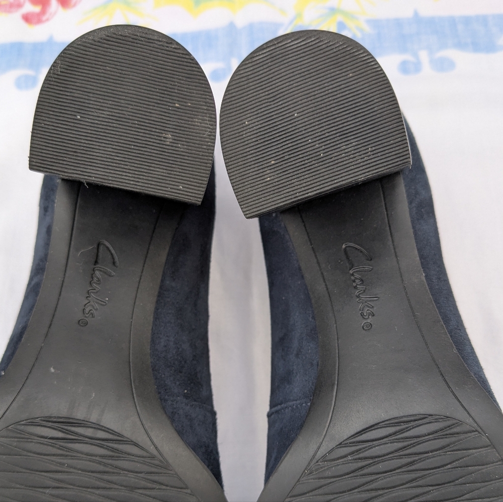 CLARKS 7.5 Artisan Suede Tarah Brae Colorblock Navy Blue Green Block Heels Pumps - Picture 9 of 14